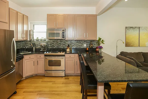 Sold by Remax Edge | media 8