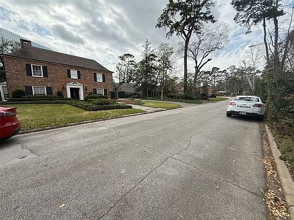 5th image of 242 Pine Hollow Ln