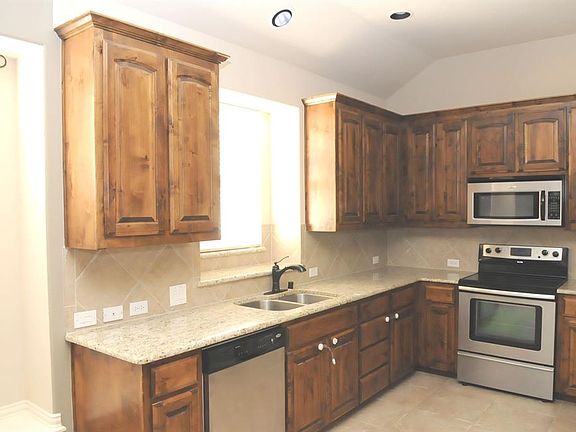 3rd image of 816 Lake Hollow Dr