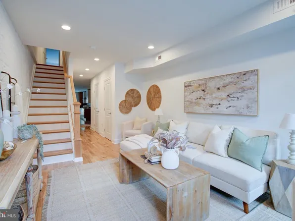 821 S Curley St, Baltimore, MD 21224