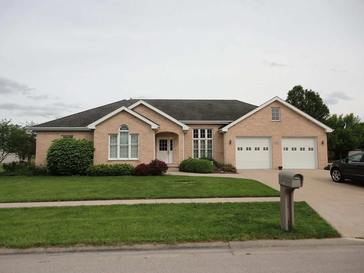 813 Edgewater Dr photo 1
