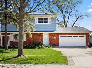 203 Fairview Dr, St Charles, IL 60174