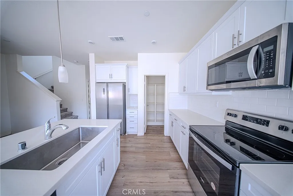 4 bed, 2004 sqft, $3,280 — Photo 3