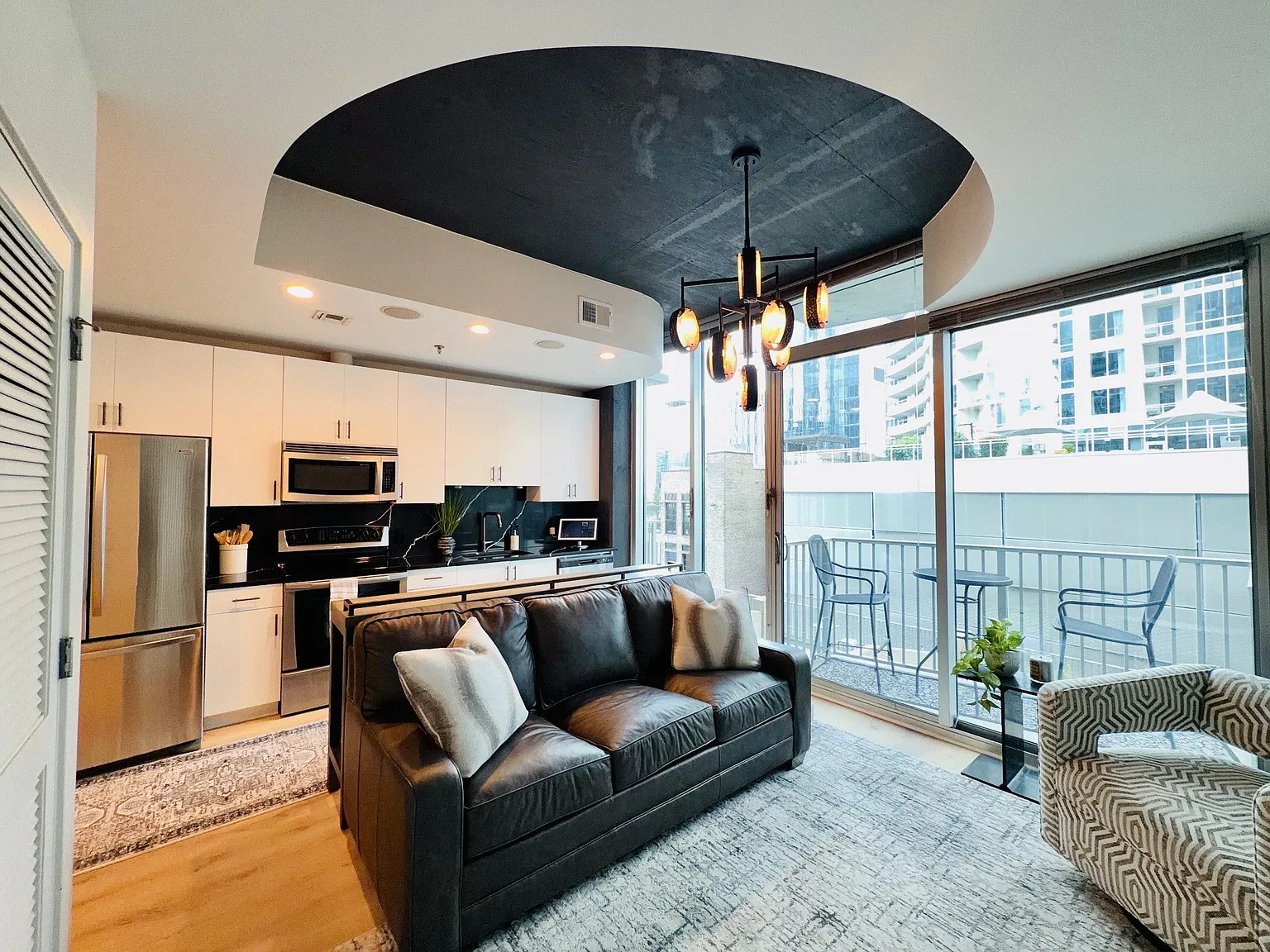 1 bed, 1.0 bath, 633 sqft, $2,150 — Photo 2