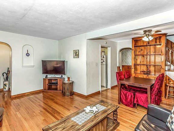 3rd image of 211 Brown St