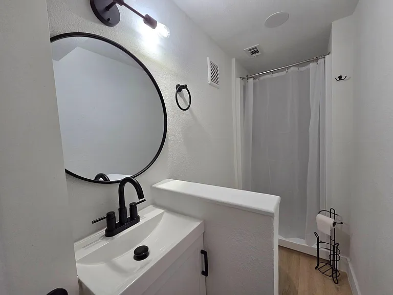 Room 5's in suite bathroom