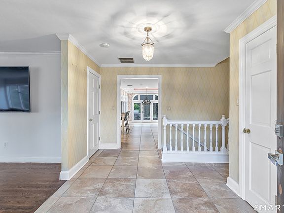 2nd image of 10 White Oak Farm Road