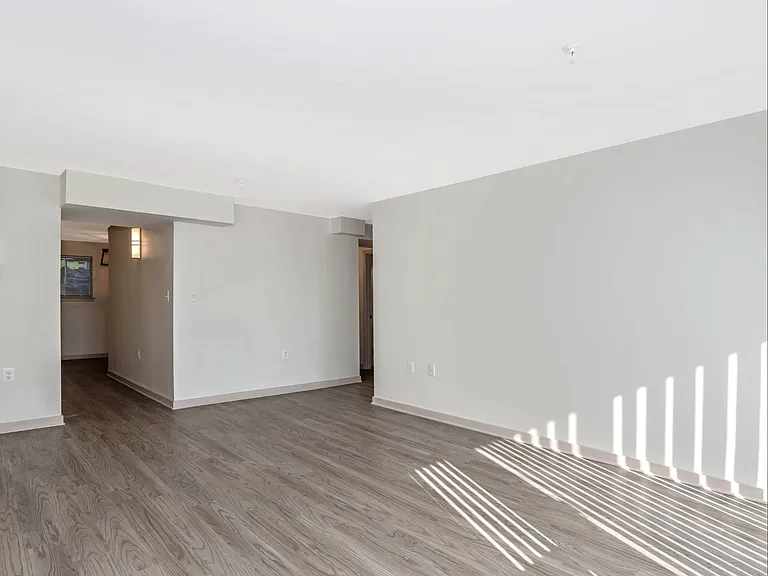 Hilltop Apartments — Photo 18