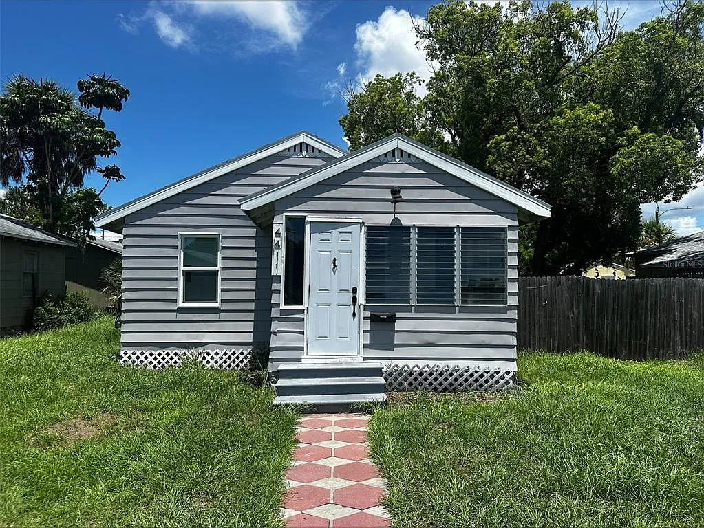 3 bed, 1.0 bath, 868 sqft, $1,900 — Photo 1