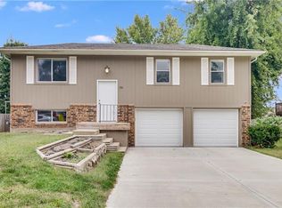 206 Manor Ln, Buckner, MO 64016