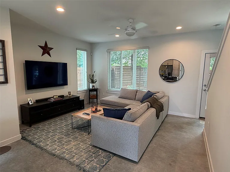 3612 Clary Way — Photo 4