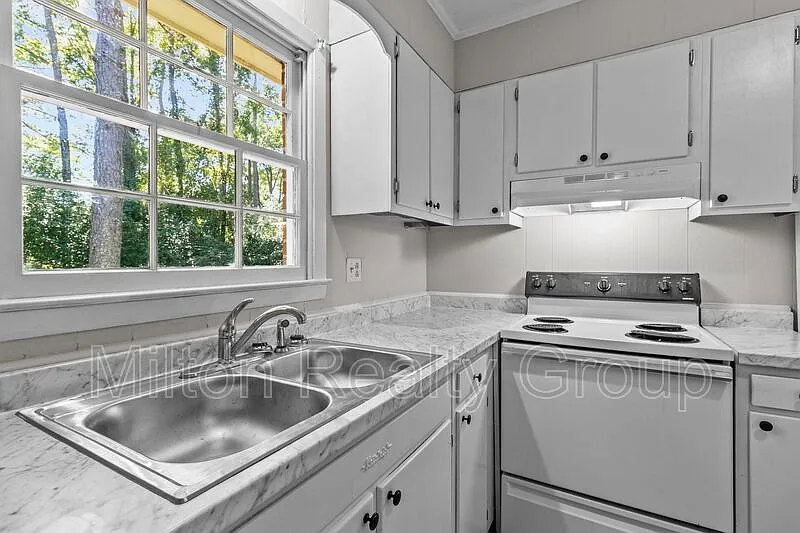 3 bed, 1.0 bath, 1166 sqft, $1,250 — Photo 1