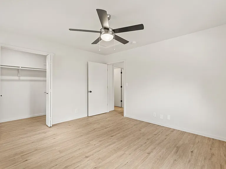 3325 E Lockett Rd — Photo 35