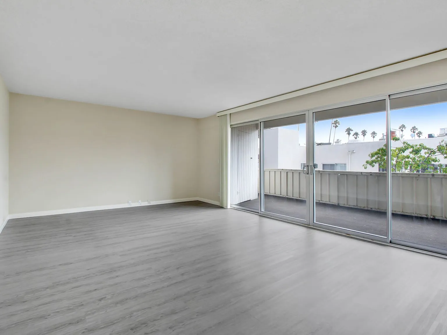 1002 12th St in Santa Monica - North of Wilshire Blvd! — Photo 3