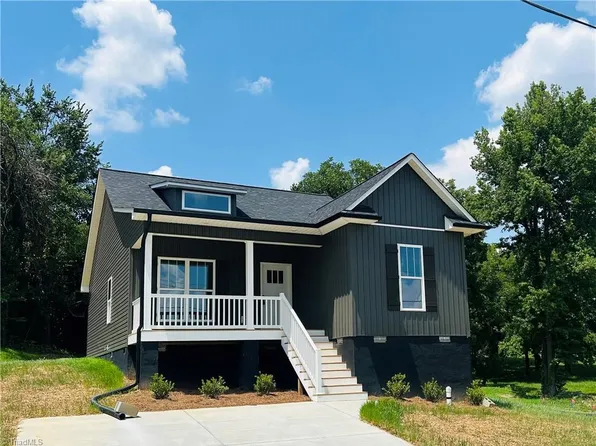 18 W Colonial Dr, Thomasville, NC 27360