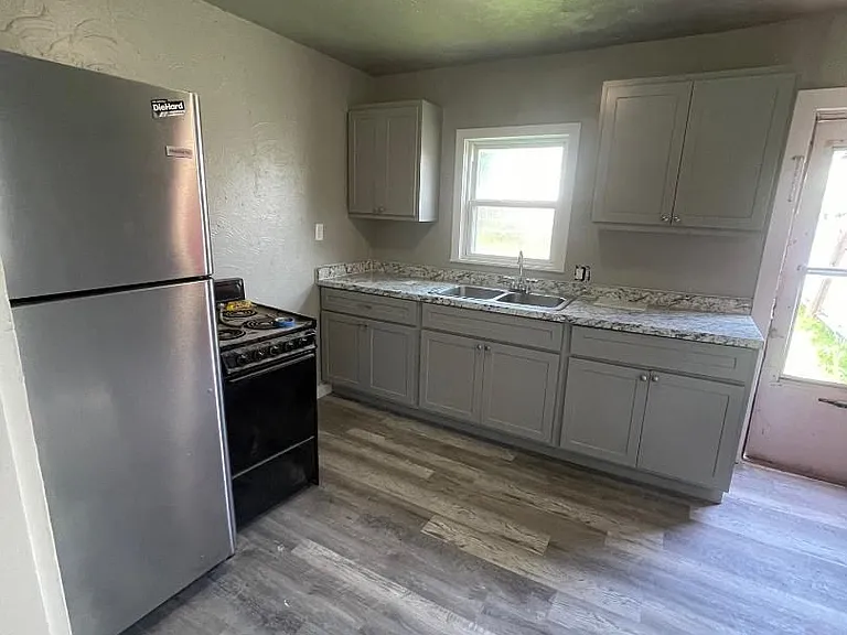 623 E Acres St — Photo 4