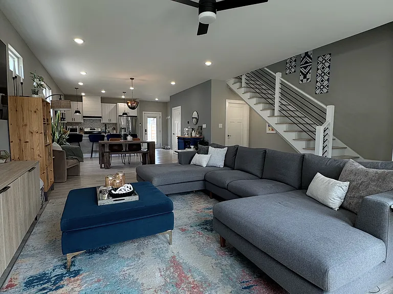921 Laurel St — Photo 2