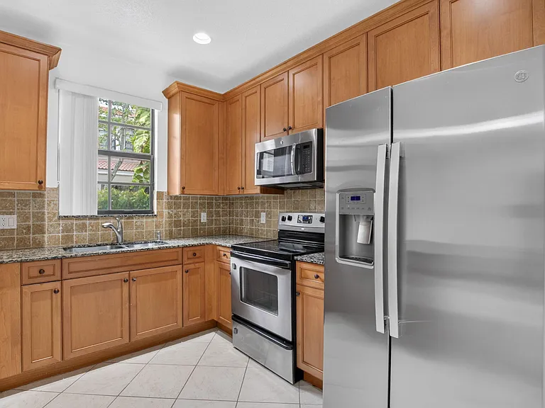 114 E Astor Cir — Photo 2