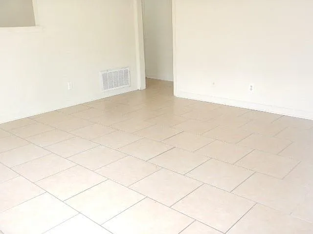 3 bed, 1.0 bath, 1000 sqft, $1,250 — Photo 2