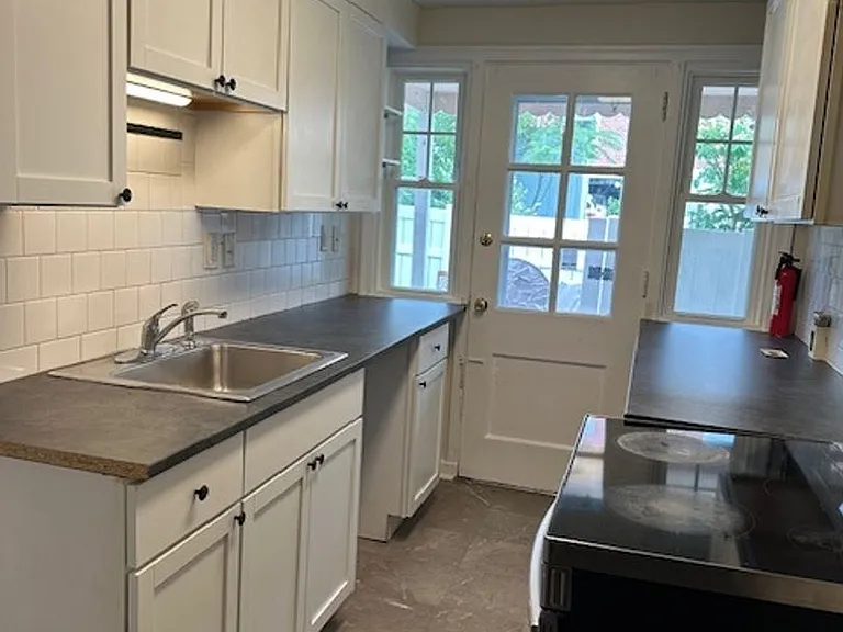 2428 Mercer St — Photo 7