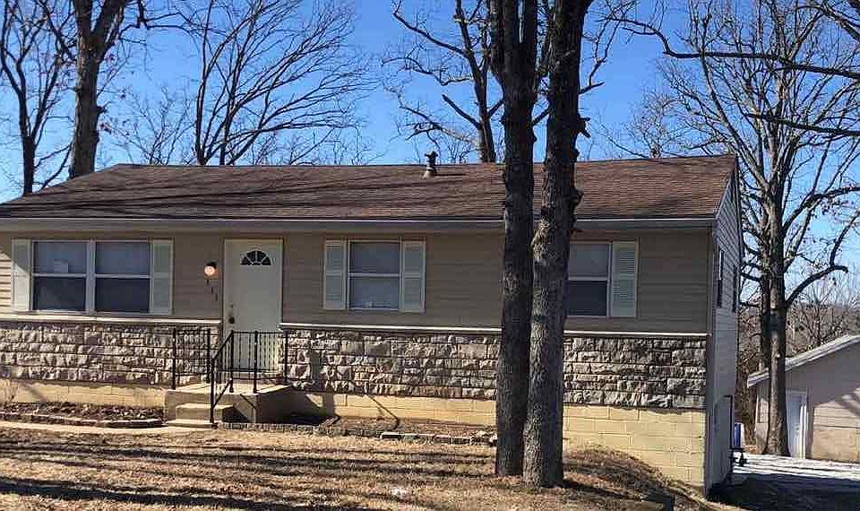 1st image of 833 Twin Oaks Dr