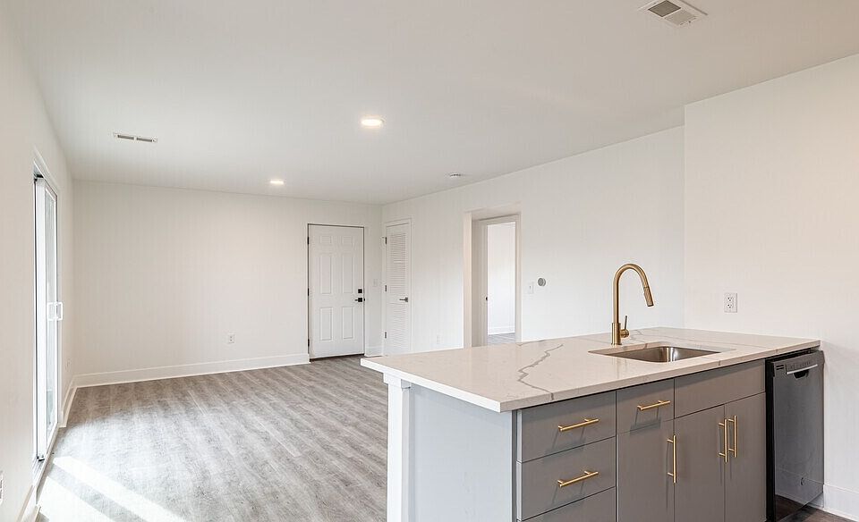 1st image of 325 W Parkwood Dr #12