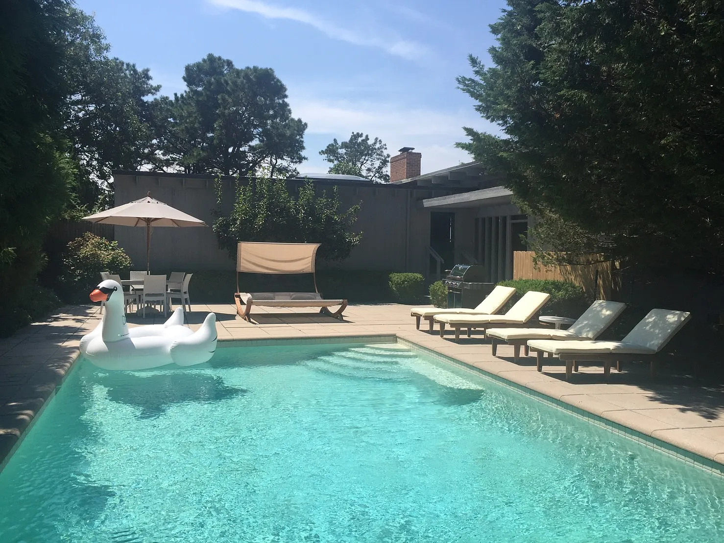 Southampton Home With Bayview — Photo 4