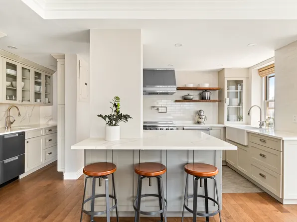 201 East 62nd Street image 3 of 9