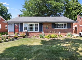 6561 Hawthorne St, Garden City, MI 48135