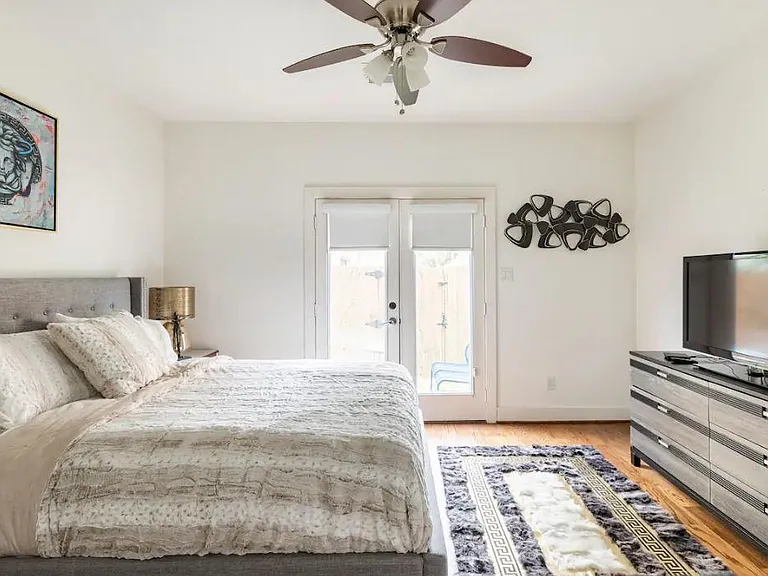 2525 Calumet St — Photo 17