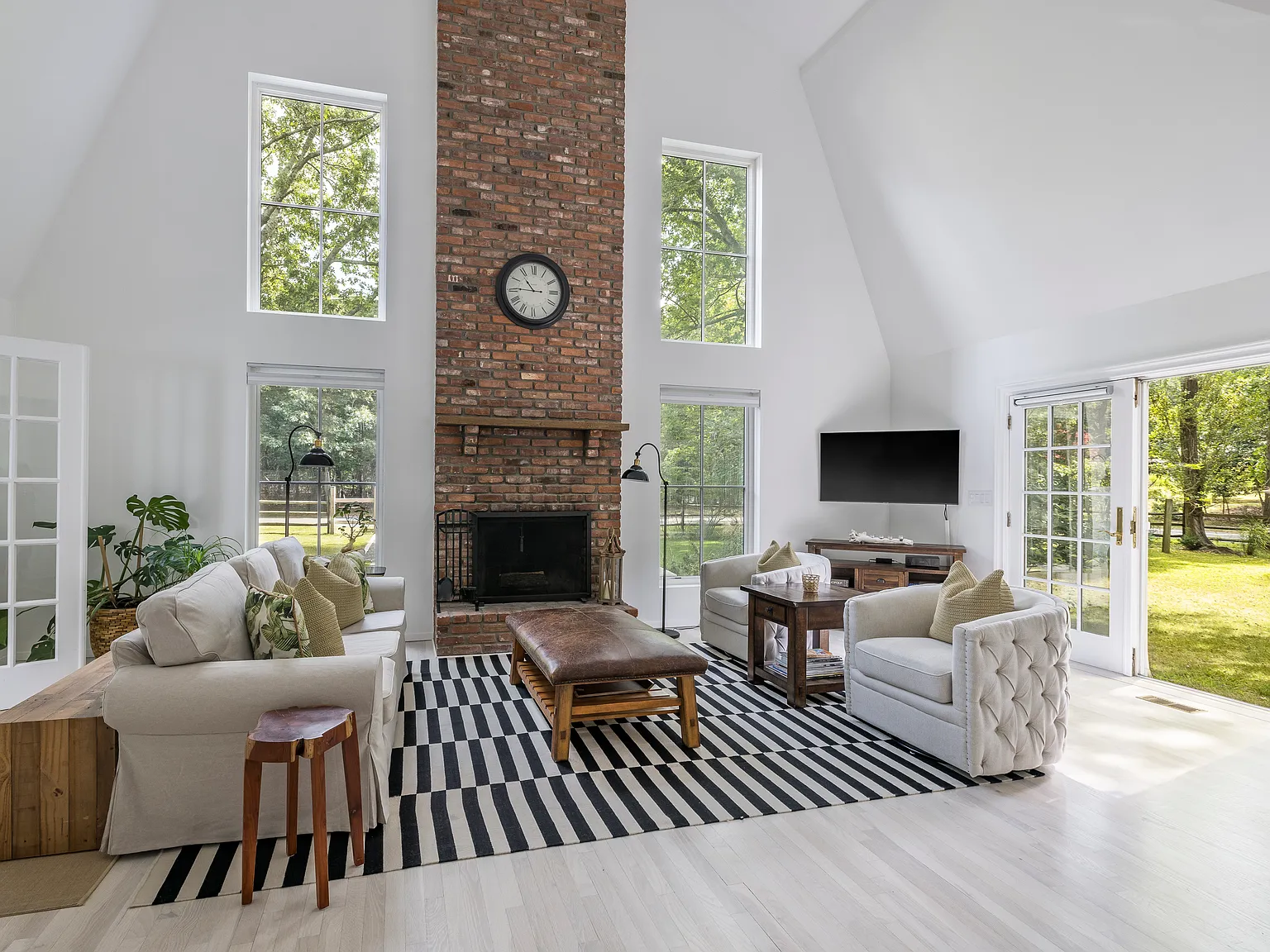 Fully Renovated, Minutes to Village and Ocean Beaches — Photo 3
