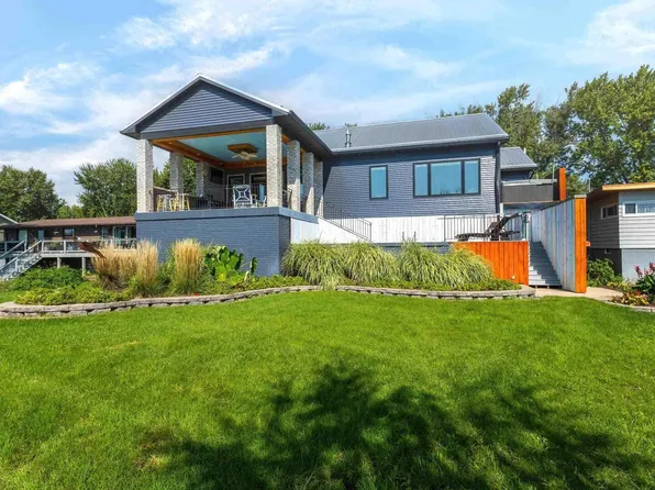 24711 178th St, Pleasant Valley, IA 52767