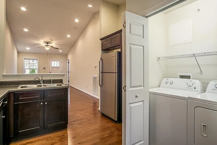 2 bed, 1012 sqft, $1,350 — Photo 4