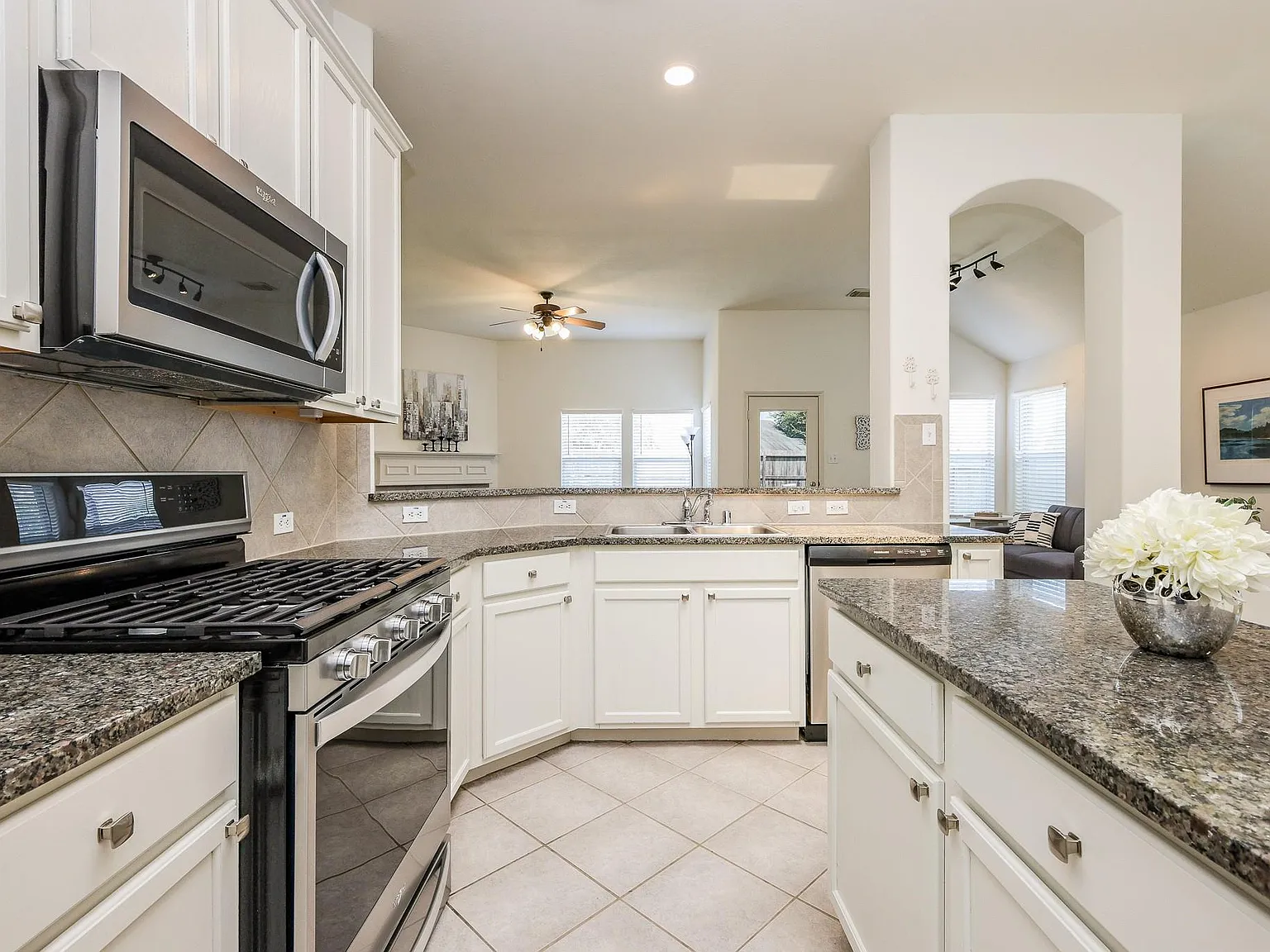 3 bed, 2.0 bath, 1683 sqft, $2,350 — Photo 4