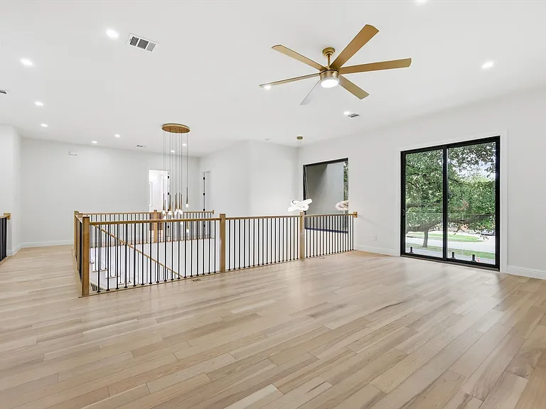3135 Walnut Hill Ln — Photo 32