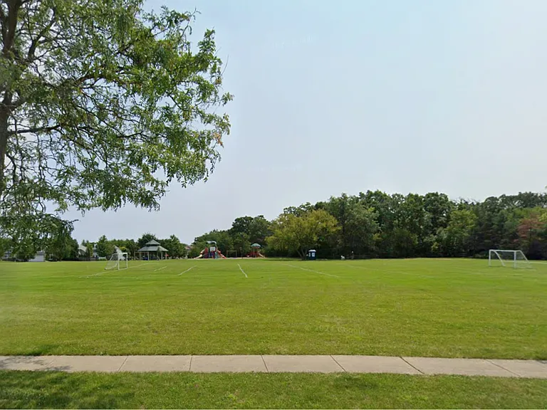 1547 Sauganash Ct — Photo 16