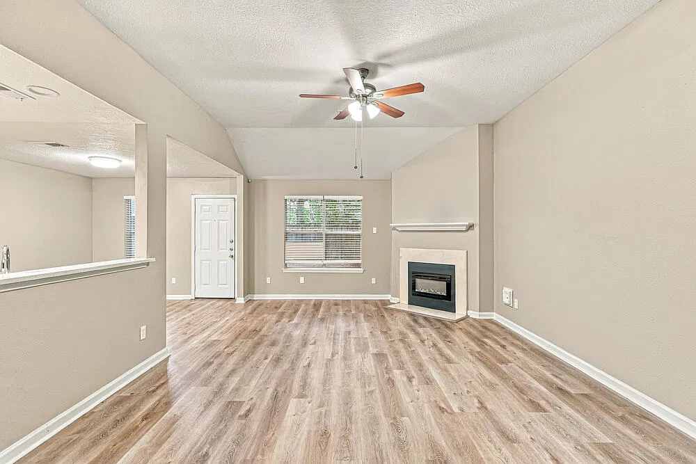 3 bed, 2.0 bath, 1576 sqft, $2,095 — Photo 3