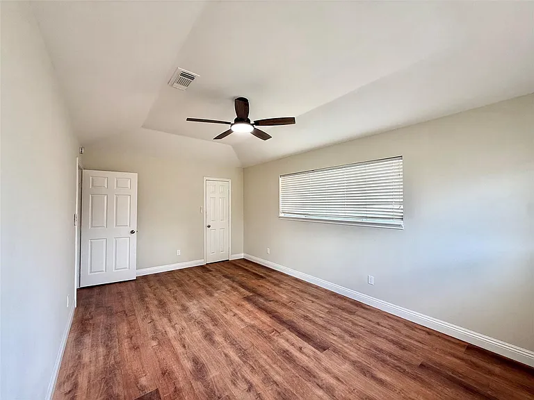 8911 Hendon Ln — Photo 15