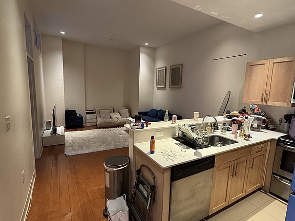 2nd image of 409 Washington St #501