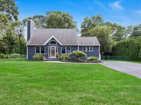 111 W Tiana Rd, Hampton Bays, NY 11946