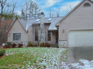 5346 Hartland Rd, Fenton, MI 48430