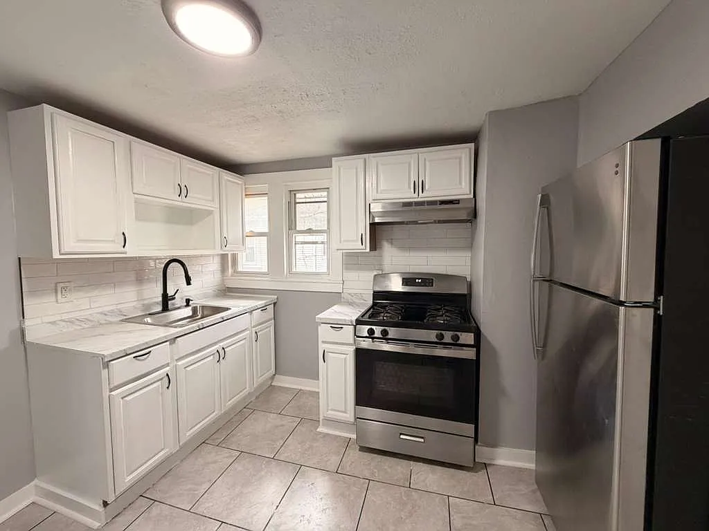 3 bed, $1,800 — Photo 1