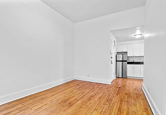 3rd image of 209 E 60th St APT C1