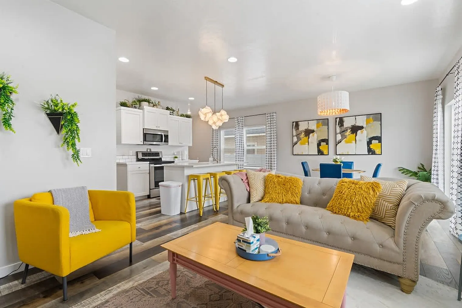 3 bed, 2.0 bath, 1216 sqft, $5,454 — Photo 2