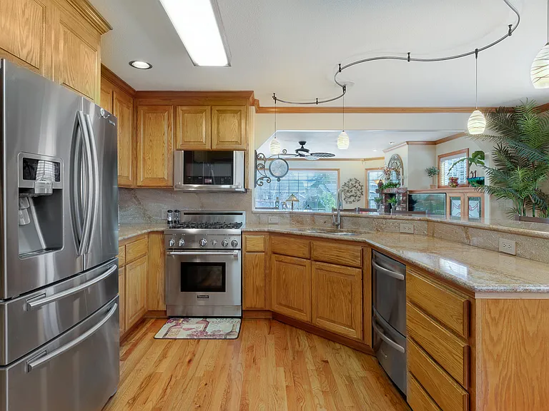 235 Peyton St — Photo 4