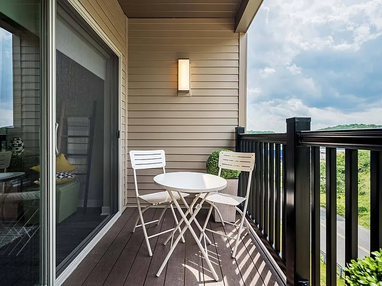 Cosmopolitan Apartments — Photo 14