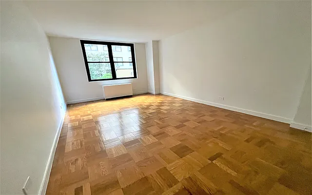 Rented by Manhattan Realty Group | media 11