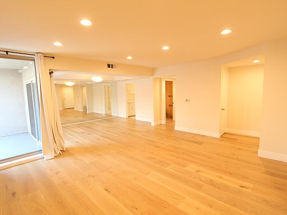 3rd image of 439 N Doheny Dr Unit 305