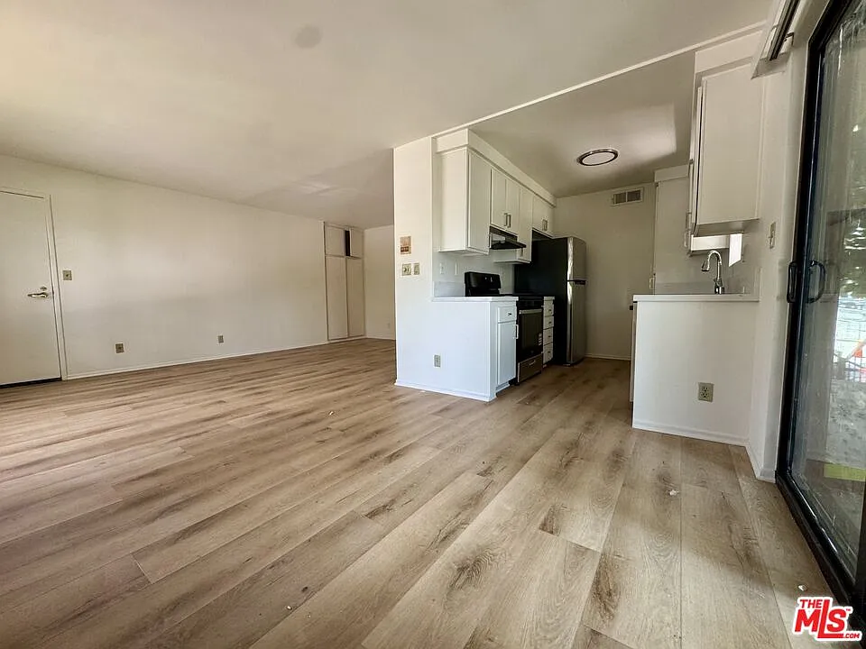 2 bed, 2.0 bath, 1000 sqft, $3,375 — Photo 2