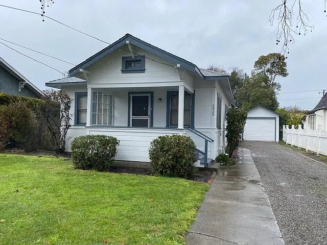 2020 Oak St — Photo 1